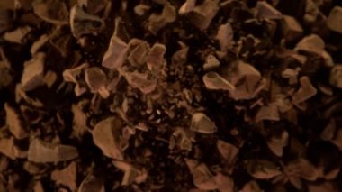 Kakao tozlu çiğ çikolata parçalarından oluşan süper yavaş çekim. Yüksek hızlı sinema kamerası, 1000fps.