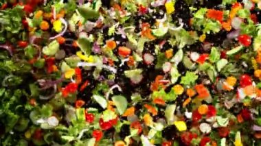Havada patlayan çeşitli sebzelerin süper yavaş çekimi. Yüksek hızlı sinema kamerası, 1000 fps..