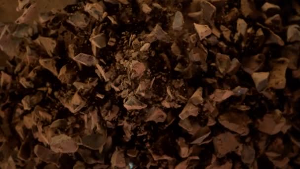 Super Slow Motion Flygande Grupp Choklad Bitar Med Kakaopulver Inspelning — Stockvideo