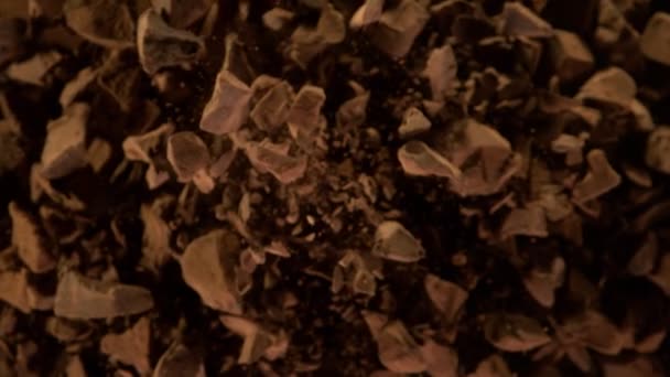 Super Slow Motion Van Vliegende Groep Rauwe Chocoladestukjes Met Cacaopoeder — Stockvideo
