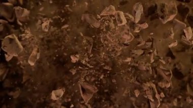 Kakao tozlu çiğ çikolata parçalarından oluşan süper yavaş çekim. Yüksek hızlı sinema kamerası, 1000fps.