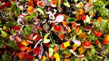 Siyah arka planda izole edilmiş taze sebze karışımının dondurucu hareketi