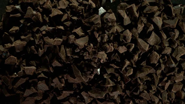 冻结飞行的一组生巧克力片的运动 被隔离在黑色背景下 — 图库照片