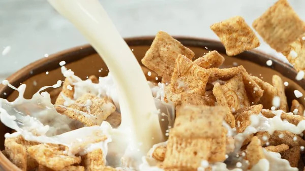 Breakfast Cereals Dropping Bowl Pouring Milk Closeup — Stock Photo, Image