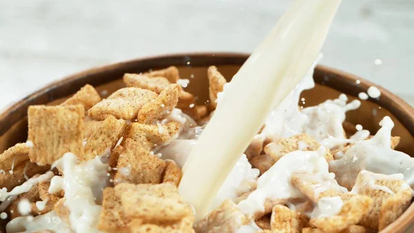 Colazione Cereali Cadere Ciotola Con Versando Latte Primo Piano — Foto Stock