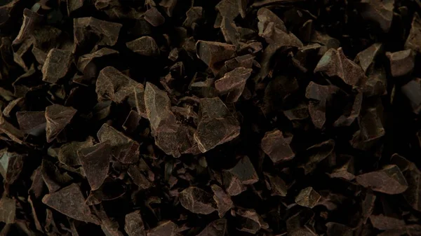冻结飞行的一组生巧克力片的运动 被隔离在黑色背景下 — 图库照片