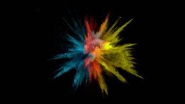 Siyah arka planda izole edilmiş süper yavaş renkli barut patlaması. Yüksek hızlı sinema kamerası, 1000fps.