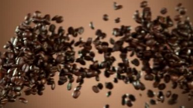 Kahve çekirdekleri çarpışmasının süper yavaş çekimi. Yüksek hızlı sinema kamerası, 1000 fps..
