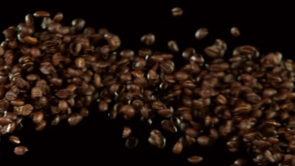 Super Zpomalení Srážky Kávových Zrn Černém Pozadí Natočeno Vysokorychlostní Kameře — Stock video