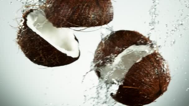 椰子碎片在空中飞舞 水花飞溅 动作非常慢 用高速摄像机拍摄 每秒1000帧 — 图库视频影像