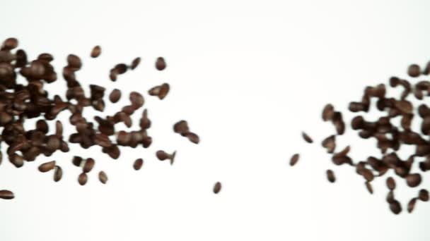 Super Slow Motion Chicchi Caffè Collisione Isolato Sfondo Bianco Girato — Video Stock