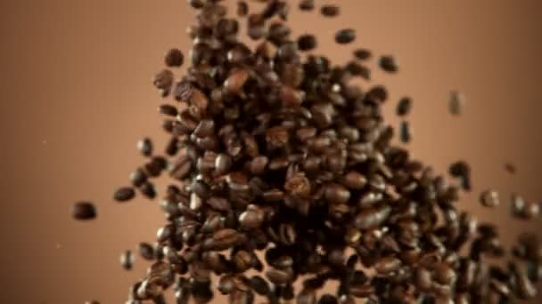 咖啡豆的超级慢动作碰撞 用高速摄像机拍摄 每秒1000帧 — 图库视频影像