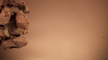 Kavrulmuş kakao çekirdekleri çarpışırken çok yavaş hareket ediyor. Yüksek hızlı sinema kamerası, 1000fps.