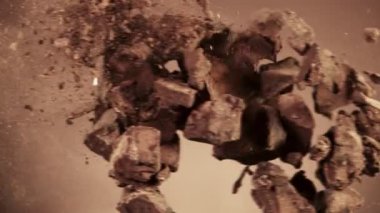 Çiğ çikolata parçalarının kakao tozuyla çarpışması çok yavaş bir olay. Yüksek hızlı sinema kamerası, 1000fps.