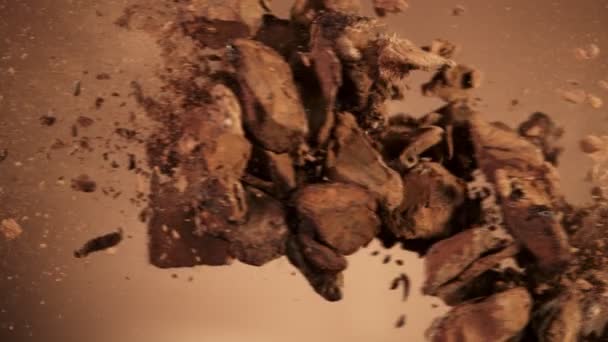 Super Slow Motion Van Botsing Van Rauwe Chocoladestukjes Met Cacaopoeder — Stockvideo