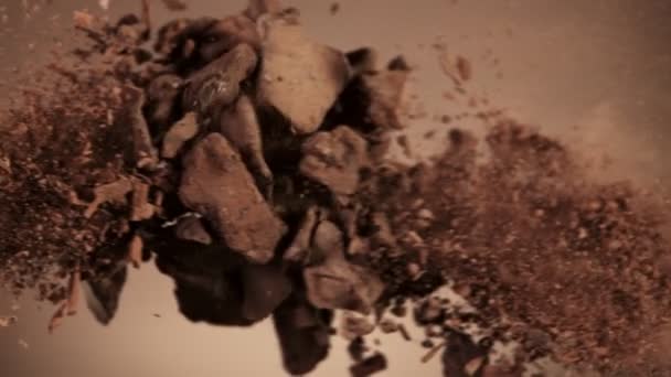 Super Slow Motion Kollision Mellan Choklad Bitar Med Kakaopulver Inspelning — Stockvideo