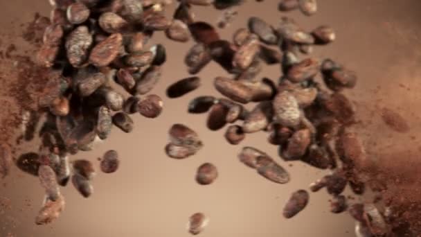 Superlangzame Beweging Van Vliegende Geroosterde Cacaobonen Botsing Gefilmd Hoge Snelheid — Stockvideo