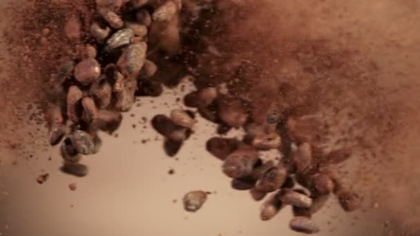 Super Slow Motion Flying Roasted Cocoa Beans Collision Filmado Cámara — Vídeo de stock