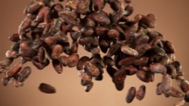 Kavrulmuş kakao çekirdekleri çarpışırken çok yavaş hareket ediyor. Yüksek hızlı sinema kamerası, 1000fps.