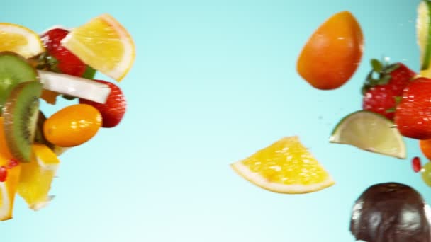 Superzeitlupe Von Aufgeschnittenen Früchten Die Mit Wasserspritzern Der Luft Aufschlagen — Stockvideo