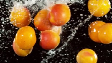 Kayısıların su sıçratarak havaya vurması çok yavaş bir hareket. Yüksek hızlı sinema kamerası, 1000 fps..