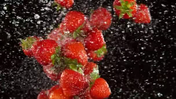 Superzeitlupe Von Erdbeeren Kollidiert Mit Wasserspritzern Gefilmt Mit High Speed — Stockvideo