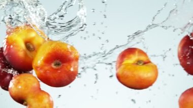 Şeftalilerin su sıçratarak havaya vurması süper yavaş bir hareket. Yüksek hızlı sinema kamerası, 1000 fps..