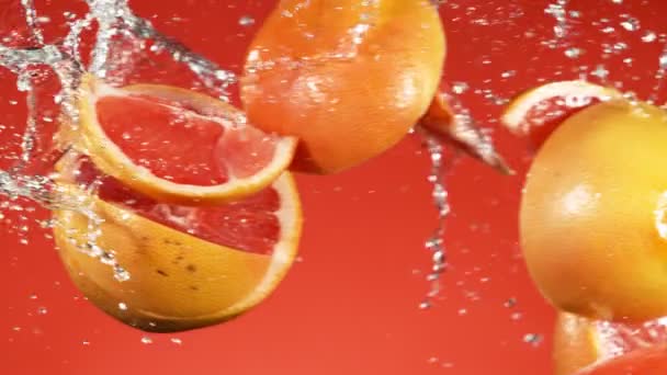 Super Slow Motion Grapefruit Slices Collision Water Splashes Filmed High — Stock Video