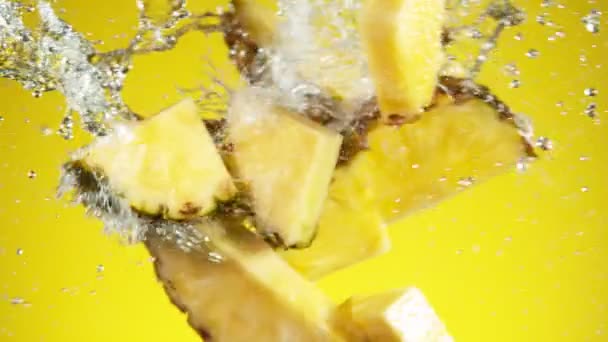 Super Cámara Lenta Rodajas Piña Colisión Con Salpicaduras Agua Filmado — Vídeos de Stock