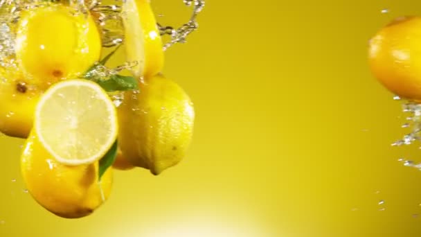 Super Slow Motion Citron Slå Luften Med Vatten Stänk Inspelning — Stockvideo