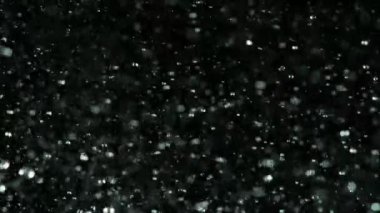 Makro mercekle çekilen su damlalarının süper yavaş çekimi. Yüksek hızlı sinema kamerası, 1000 fps..