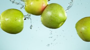 Elmaların su sıçratarak havaya çarpması süper yavaş bir hareket. Yüksek hızlı sinema kamerası, 1000 fps..