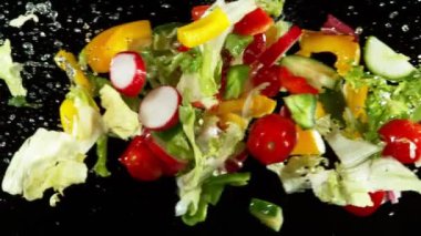Karışık salatanın su sıçramalarıyla havada uçuşması çok yavaş bir hareket. Yüksek hızlı sinema kamerası, 1000 fps..