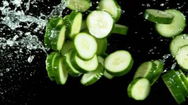 Salatalık parçalarının su sıçramalarıyla havada uçuşması süper yavaş bir hareket. Yüksek hızlı sinema kamerası, 1000 FPV.