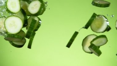 Salatalık parçalarının su sıçramalarıyla havada uçuşması süper yavaş bir hareket. Yüksek hızlı sinema kamerası, 1000 FPV.