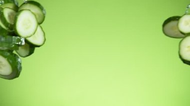 Salatalık parçalarının su sıçramalarıyla havada uçuşması süper yavaş bir hareket. Yüksek hızlı sinema kamerası, 1000 FPV.