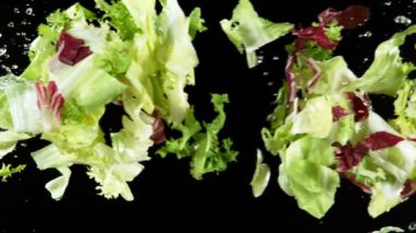 Karışık salatanın su sıçramalarıyla havada uçuşması çok yavaş bir hareket. Yüksek hızlı sinema kamerası, 1000 fps..