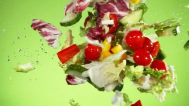Karışık salatanın su sıçramalarıyla havada uçuşması çok yavaş bir hareket. Yüksek hızlı sinema kamerası, 1000 fps..