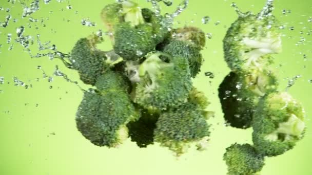 Gerakan Brokoli Yang Sangat Lambat Terbang Udara Dengan Percikan Air — Stok Video