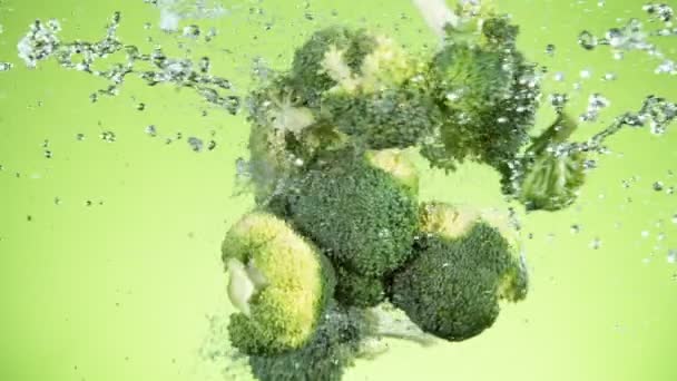 Super Slow Motion Pezzi Broccoli Che Volano Aria Con Spruzzi — Video Stock