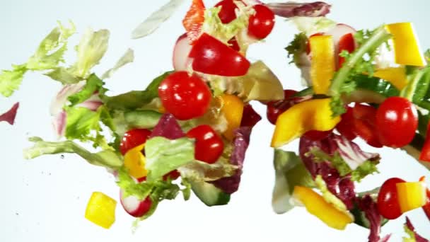 Super Zeitlupe Von Gemischtem Salat Der Mit Wasserspritzern Die Luft — Stockvideo