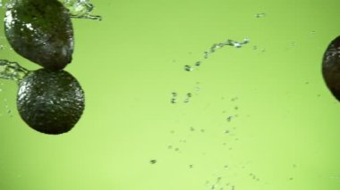 Avokadoların su sıçratarak havada uçuşması süper yavaş bir hareket..