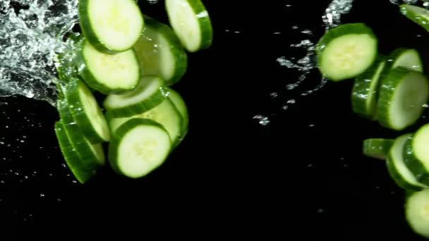 黄瓜片在空中飞舞 水花飞溅 动作非常慢 用高速摄像机拍摄 1000 Fps — 图库视频影像