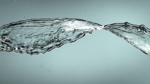 Super Langzame Beweging Van Spetterend Water Geïsoleerd Blauwe Achtergrond Gefilmd — Stockvideo