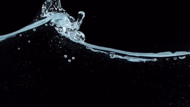 Σούπερ Αργή Κίνηση Του Κυματίζει Νερό Απομονώνονται Μαύρο Φόντο Κινηματογραφήθηκε — Αρχείο Βίντεο