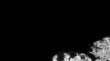 Kaynayan suyun çok yavaş hareket etmesi. Yüksek hızlı sinema kamerası, 1000 fps..