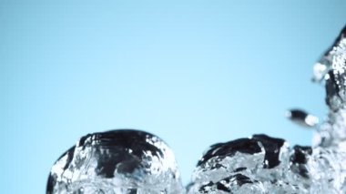 Kaynayan suyun çok yavaş hareket etmesi. Yüksek hızlı sinema kamerası, 1000 fps..