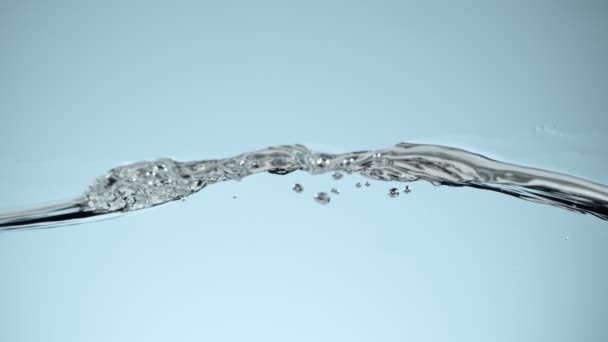 Super Slow Motion Vatten Vågor Isolerad Blå Bakgrund Inspelning Höghastighetsbio — Stockvideo