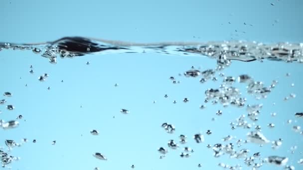 Super Langzame Beweging Van Watergolven Geïsoleerd Blauwe Achtergrond Gefilmd Hoge — Stockvideo
