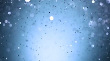 Siyah arkaplanda ışıldayan renkli parçacıkların süper yavaş çekimi. Sığ odak derinliği. Yüksek hızlı sinema kamerası, 1000 fps..